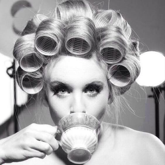 Femme avec des rouleaux dans les cheveux