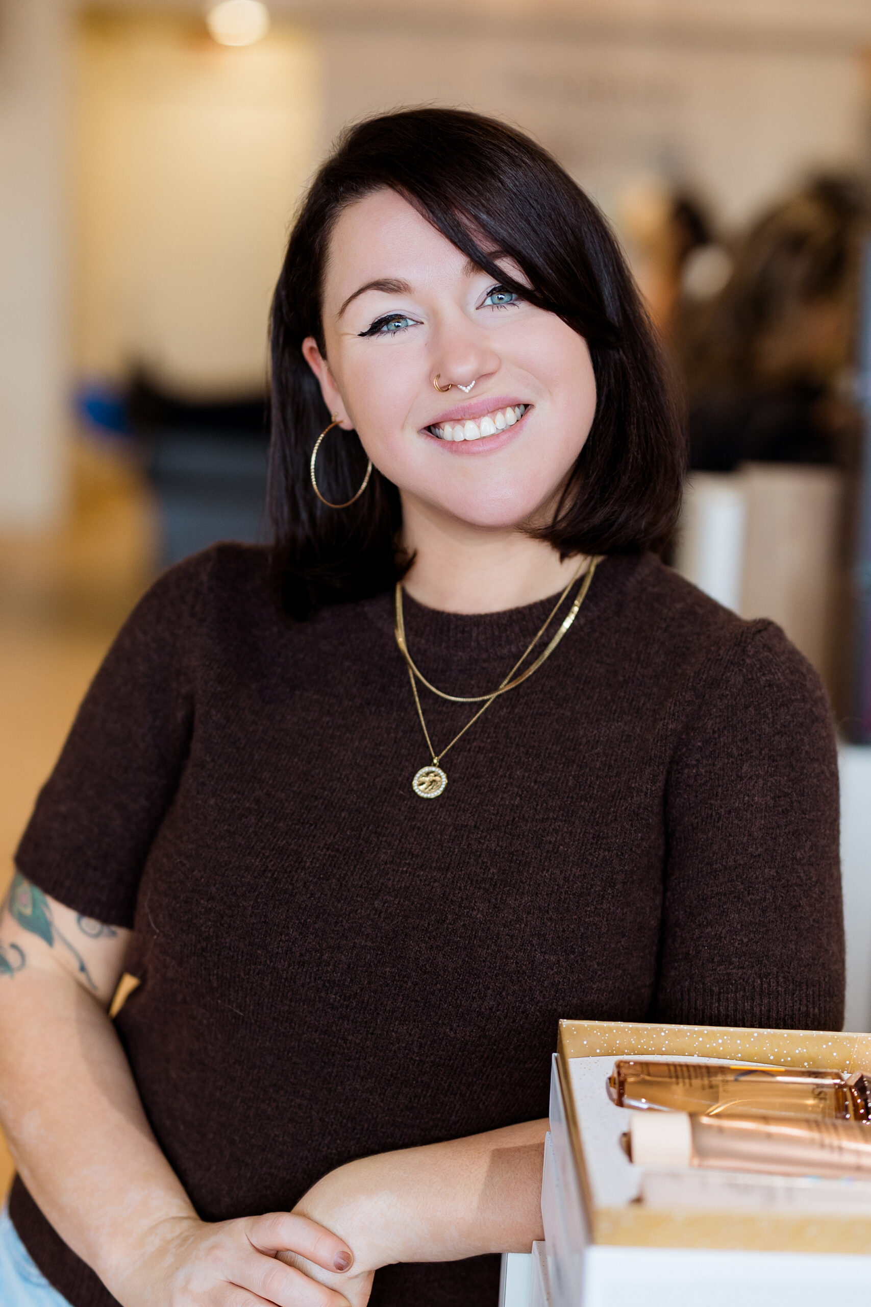 Femme avec des bijoux et un pull.