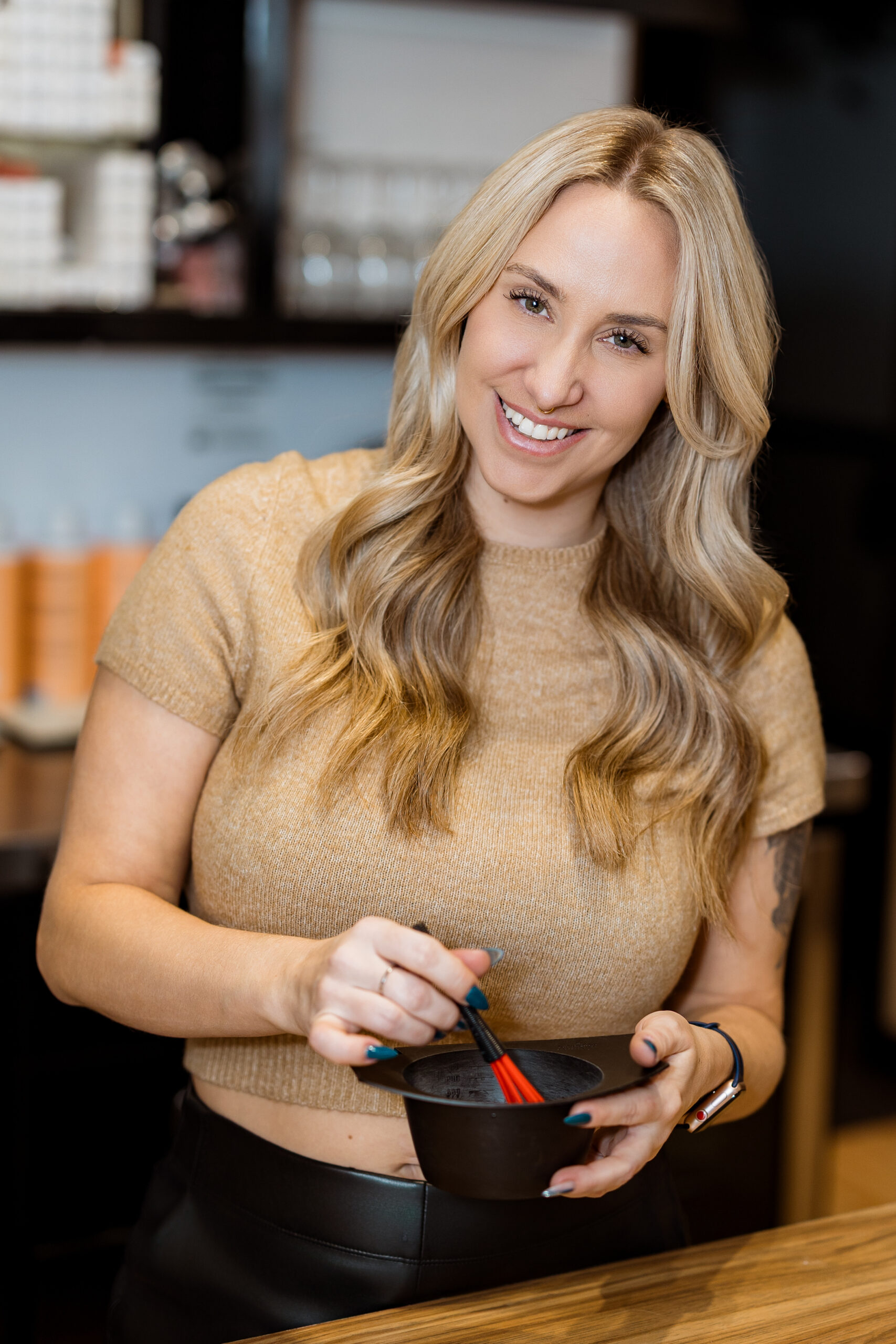 Femme préparant un mélange de couleur.