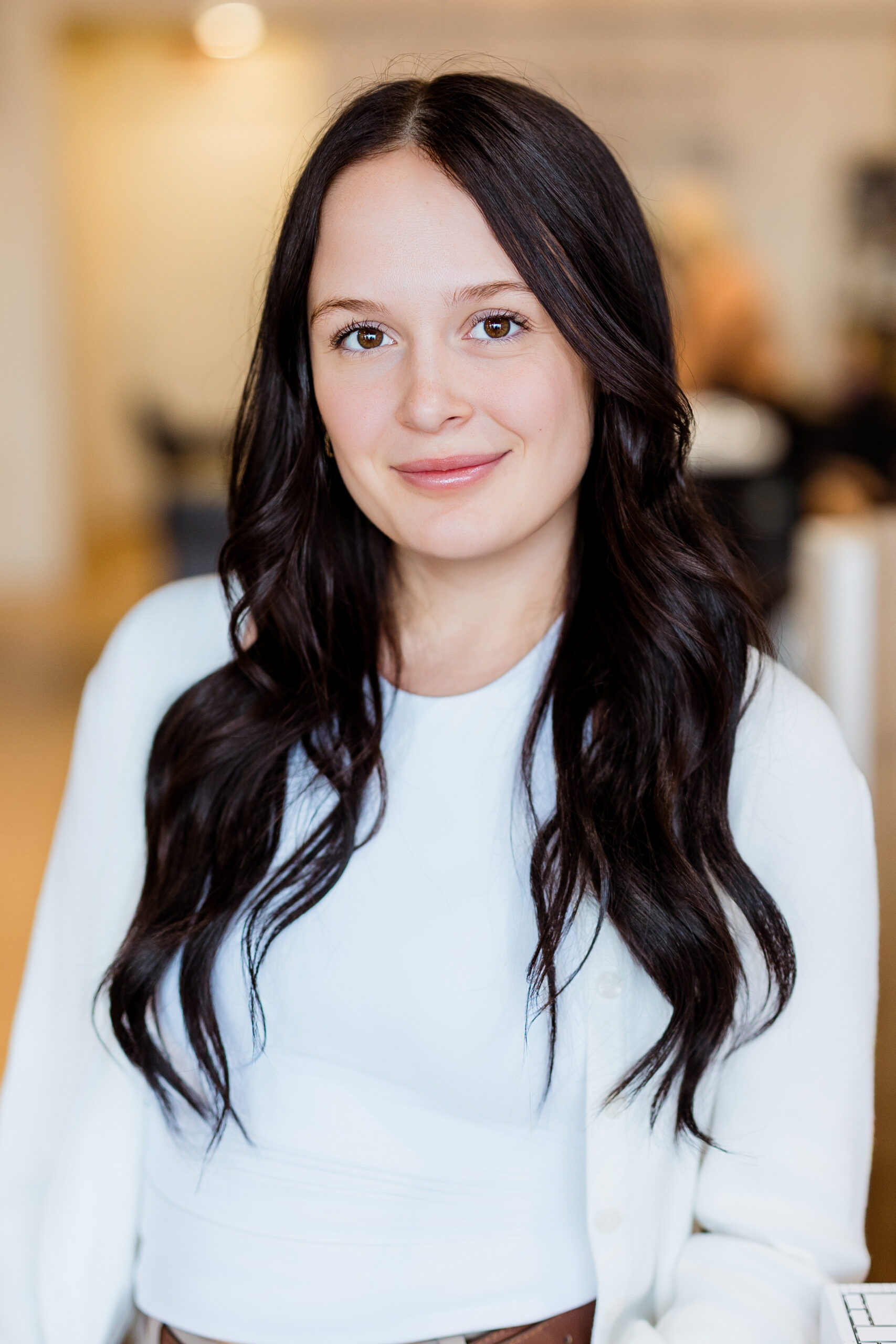 Femme avec cheveux longs et ondulés.