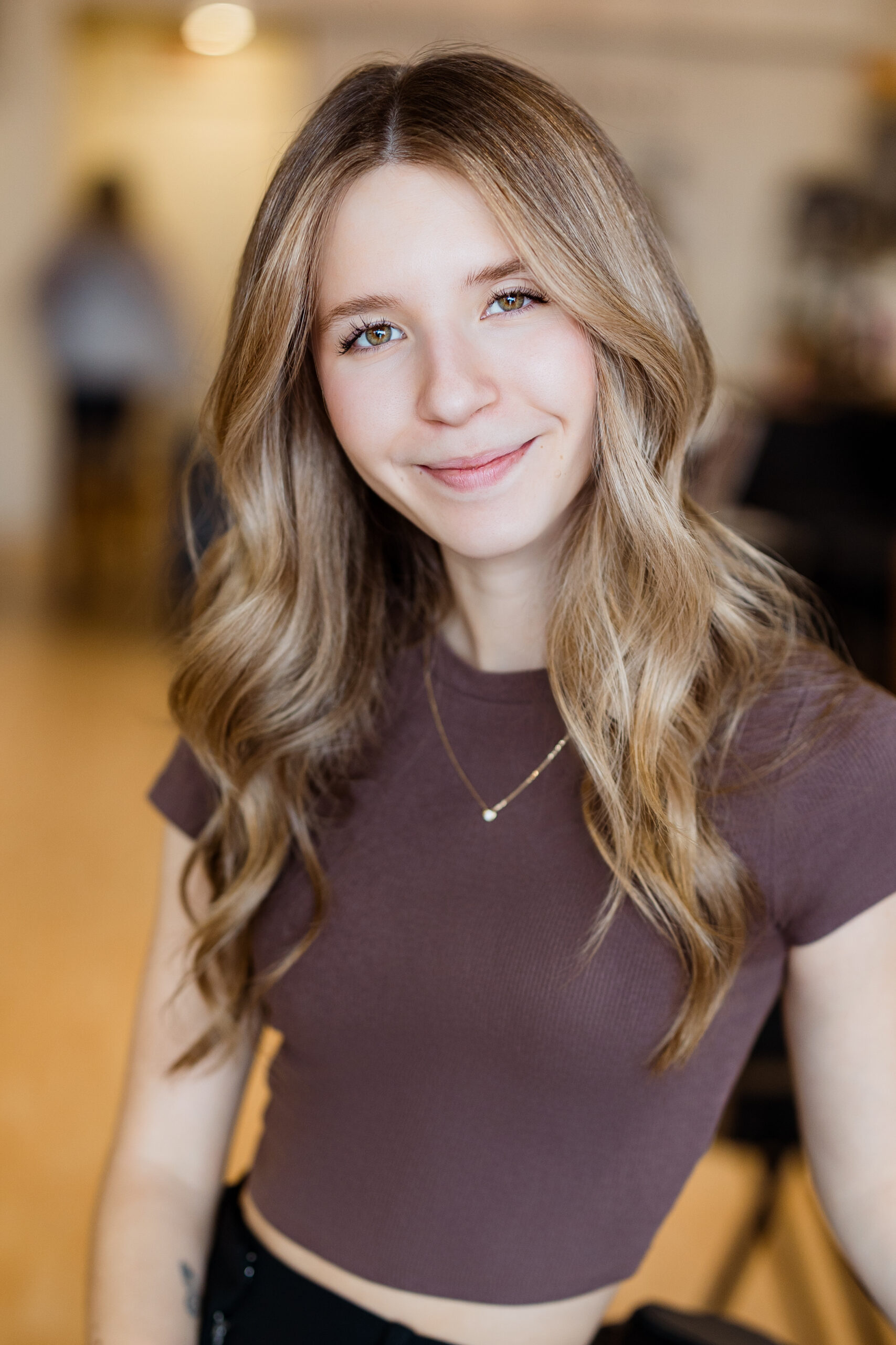 Femme avec cheveux ondulés, intérieur