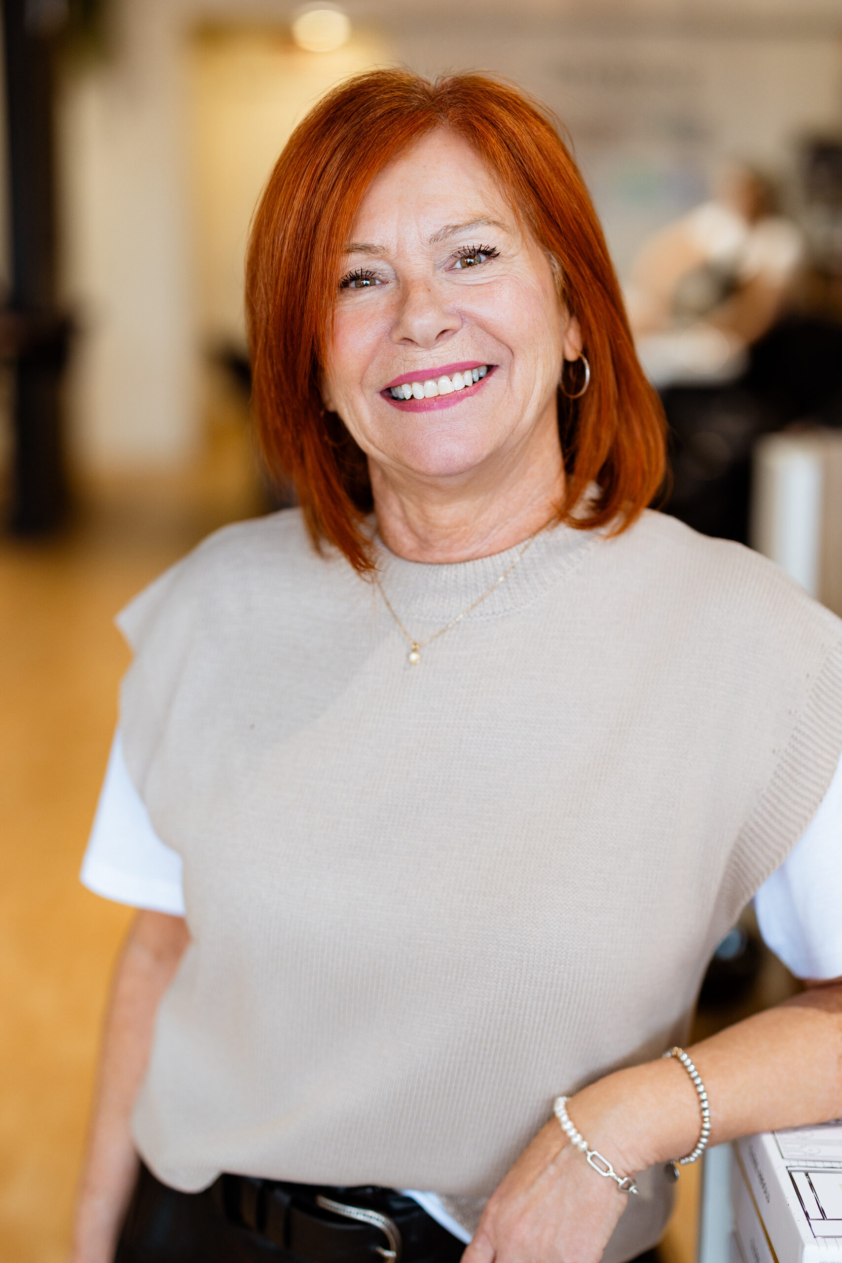 Femme avec cheveux roux, style décontracté.