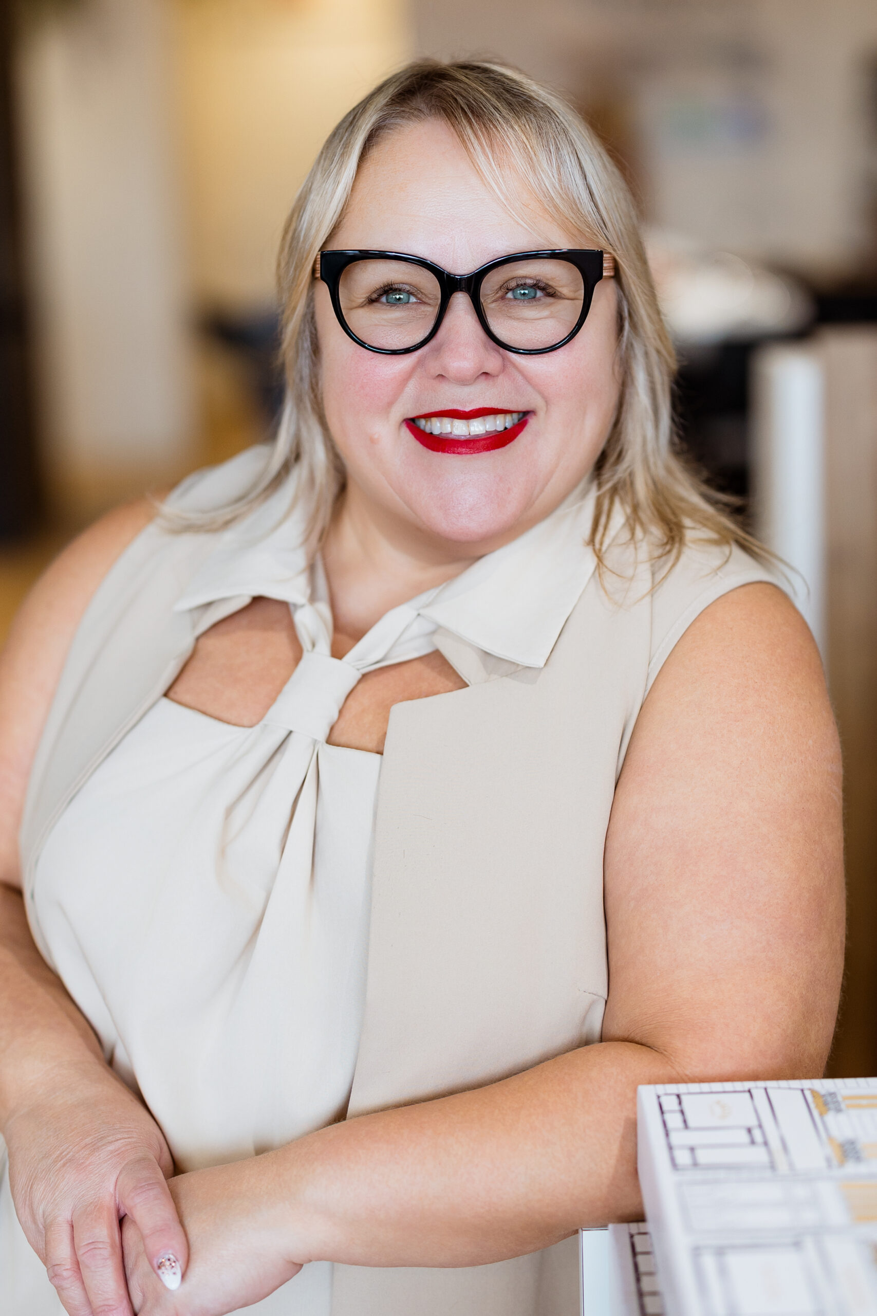 Femme avec un haut élégant.