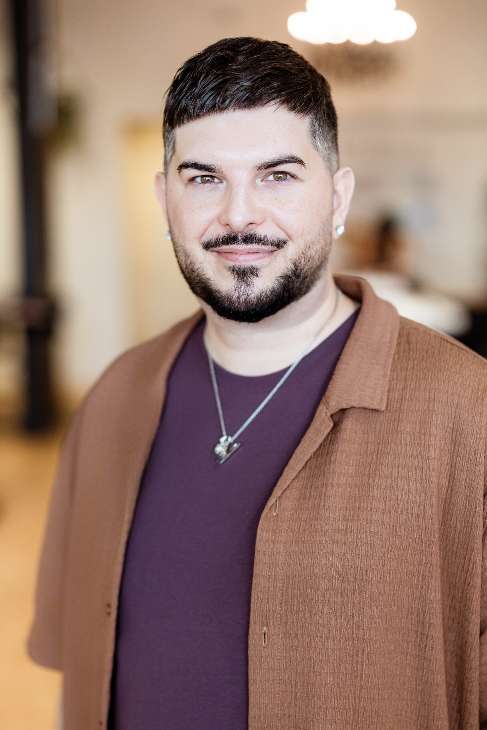 Homme avec une chemise marron.