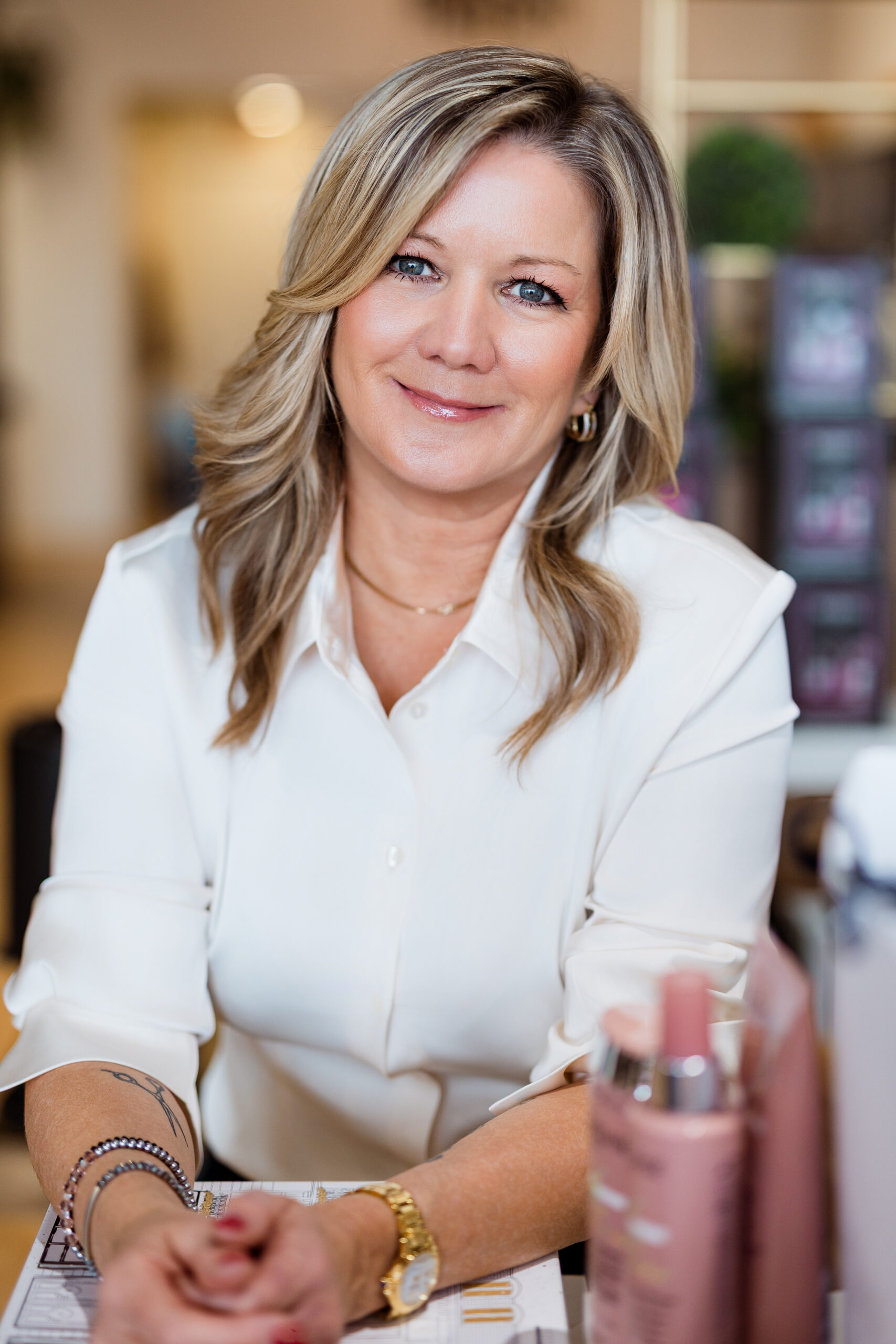 Femme élégante, blouse blanche, ambiance chic.