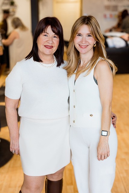 Deux femmes en vêtements clairs.